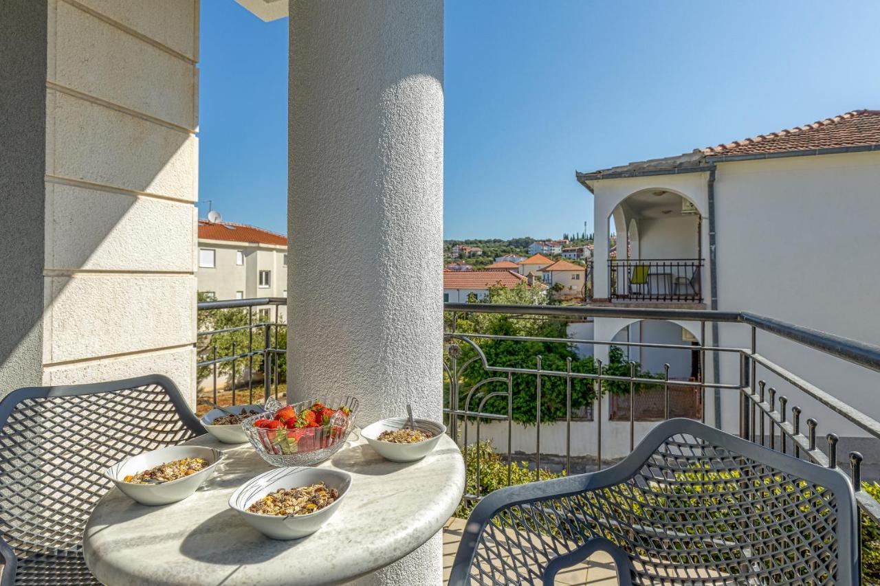 Island Resort Mihaela - Happy Rentals Trogir Exterior foto