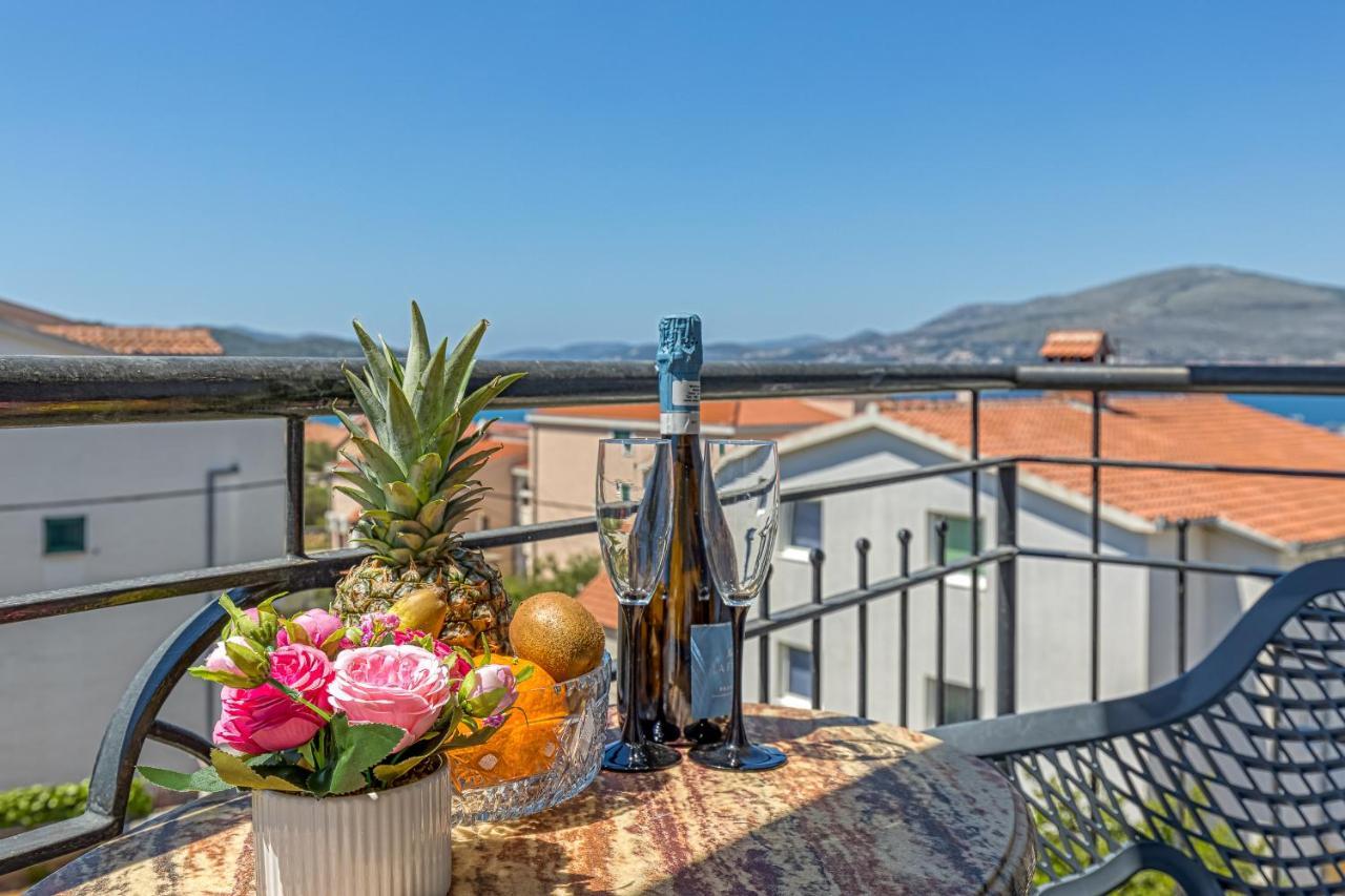 Island Resort Mihaela - Happy Rentals Trogir Exterior foto